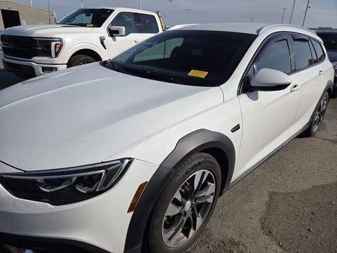 Used 2018 Buick Regal Preferred w/ Sights and Sounds Package AWD/4WD image 4