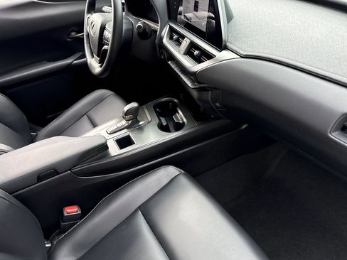 Certified 2025 Lexus UX 300h FWD w/ Accessory Package (Z2) image 31