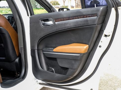 Used 2018 Chrysler 300 Limited image 40