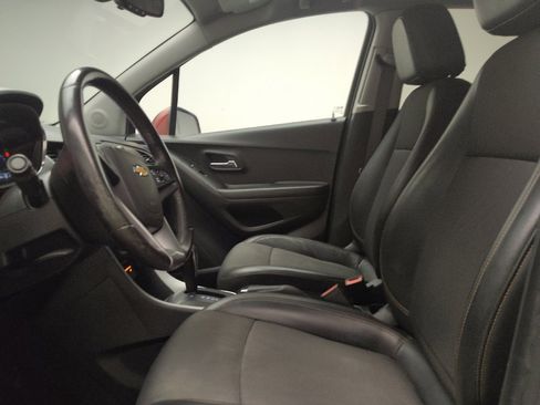 Used 2022 Chevrolet Trax LT w/ LT Convenience Package image 17