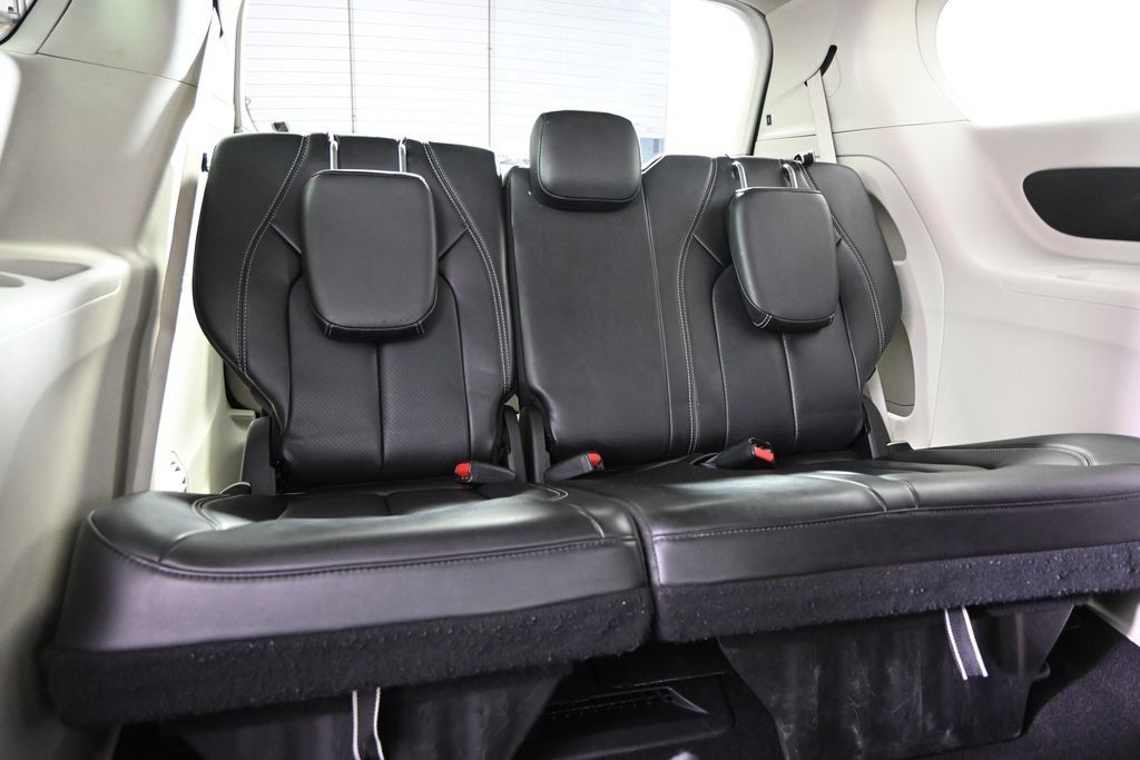 Used 2023 Chrysler Pacifica Touring-L FWD image 12