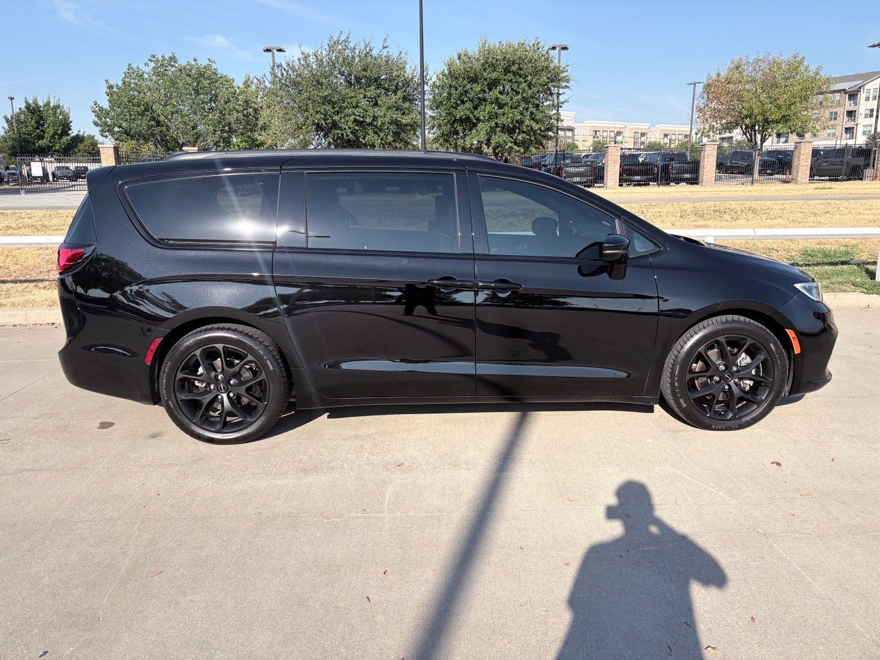 Used 2025 Chrysler Pacifica Limited FWD image 3