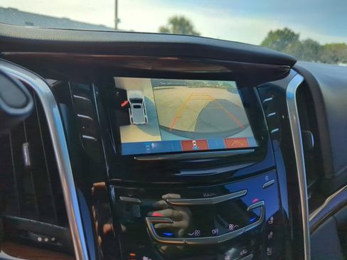 Used 2018 Cadillac Escalade Luxury RWD image 13