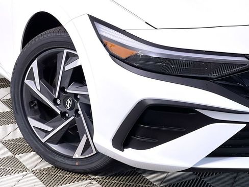 Used 2025 Hyundai Elantra SEL image 12