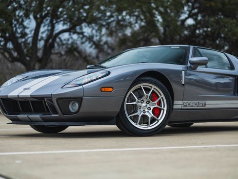 Used 2006 Ford GT RWD image 3
