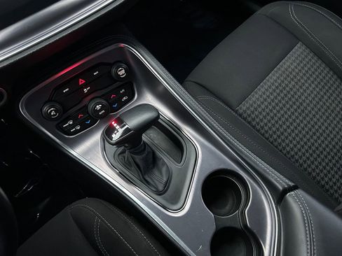 Used 2015 Dodge Challenger SXT image 20
