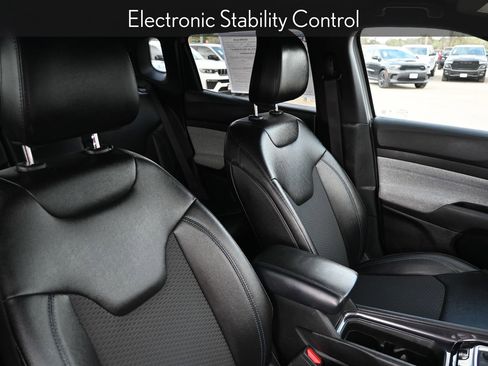 Used 2024 Jeep Compass Latitude image 29