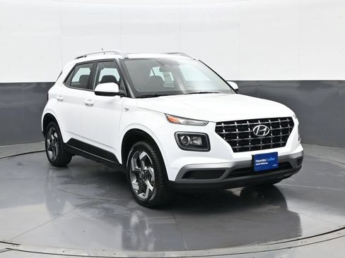 Certified 2024 Hyundai Venue SEL FWD image 3
