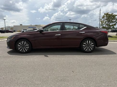 Used 2024 Nissan Altima 2.5 SV FWD image 2