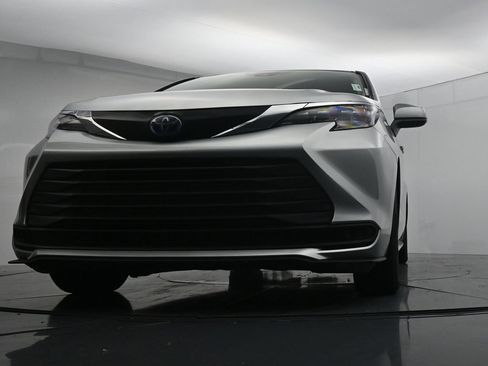 Used 2024 Toyota Sienna LE FWD image 19