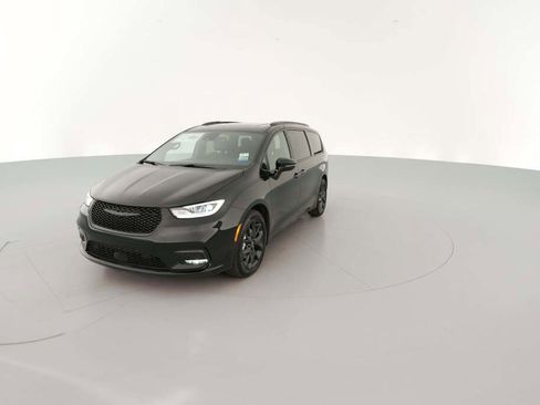 New 2026 Chrysler Pacifica Limited w/ S Appearance Package image 3