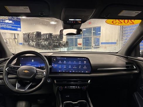 Used 2025 Chevrolet Traverse LT image 9