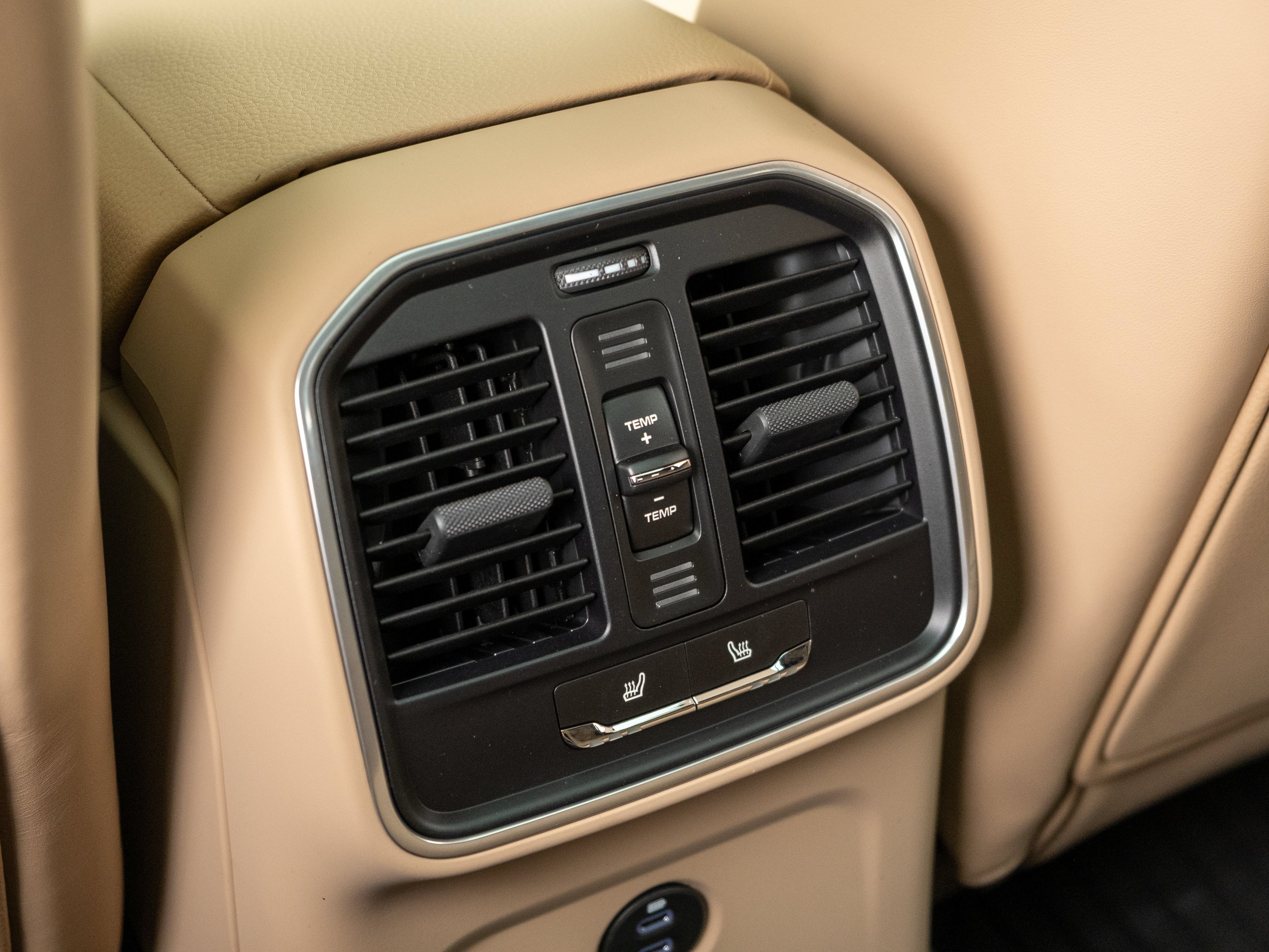 Certified 2026 Porsche Macan AWD/4WD image 38