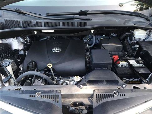 Used 2019 Toyota Sienna LE w/ Carpet Mat Package FWD image 20
