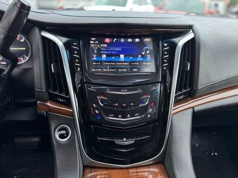 Used 2018 Cadillac Escalade ESV Luxury image 40