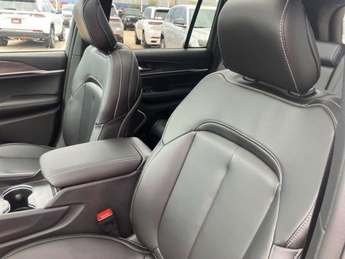 New 2025 Jeep Grand Cherokee Limited w/ Trailer Tow Package image 12