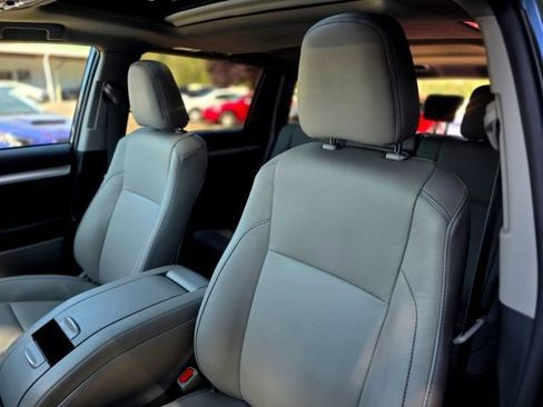 Used 2019 Toyota Highlander XLE AWD/4WD image 37