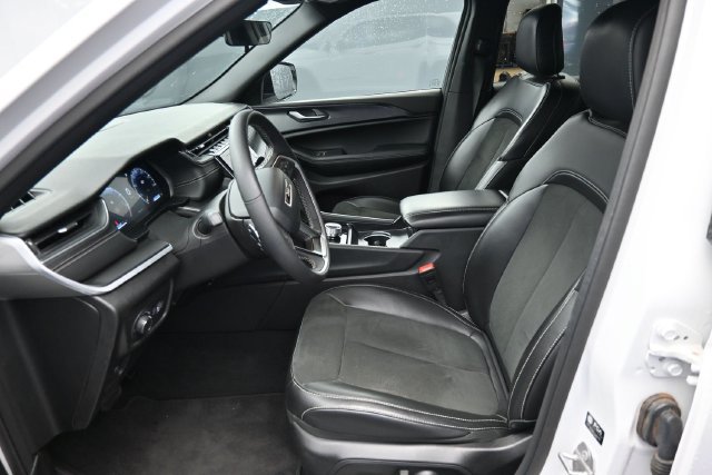 Used 2025 Jeep Grand Cherokee Altitude AWD/4WD image 12