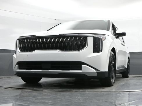 Used 2025 Kia Carnival FWD image 45
