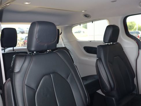 Used 2018 Chrysler Pacifica Touring-L w/ Premium Audio Group FWD image 43
