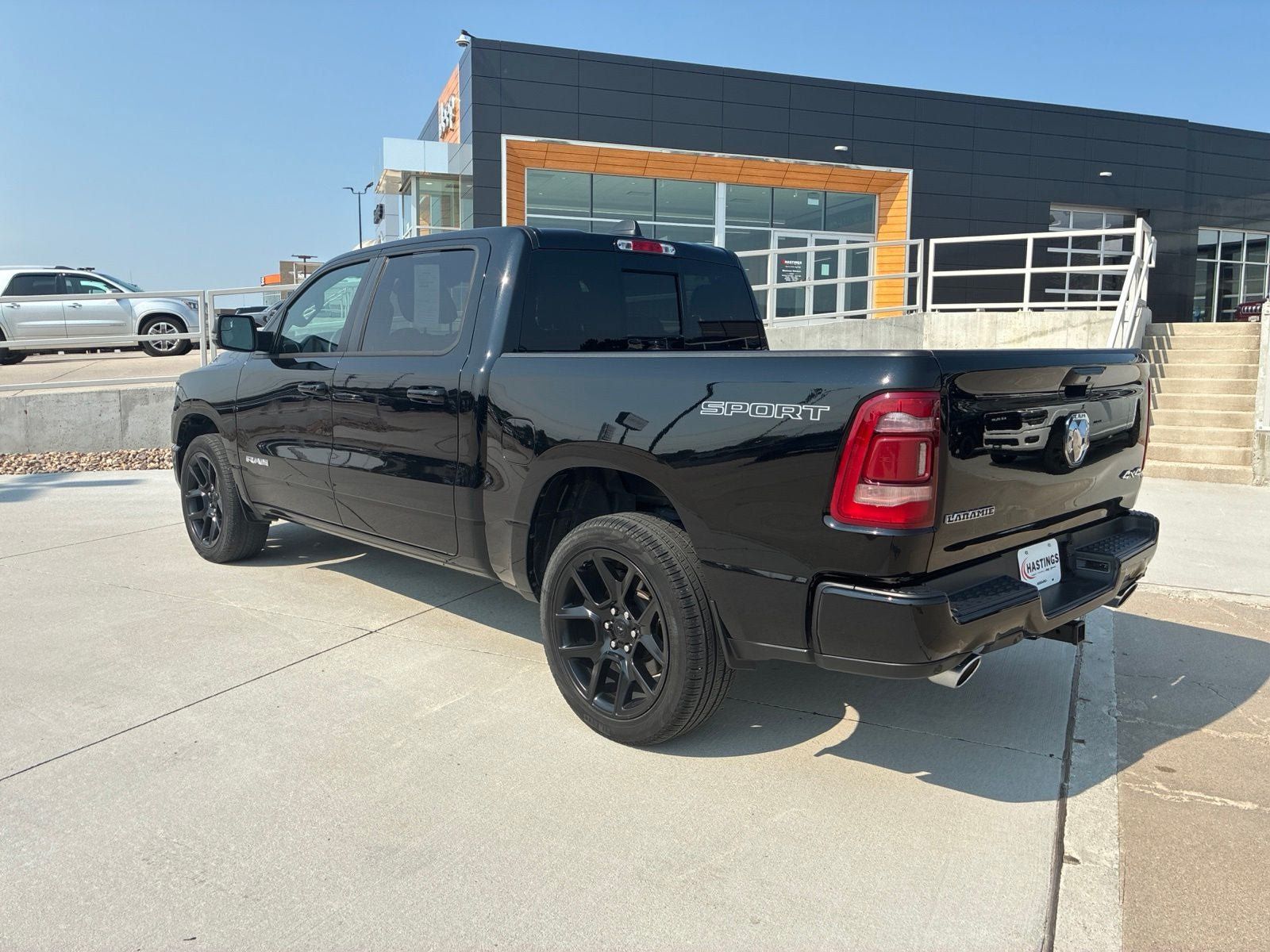 Used 2023 RAM 1500 Laramie AWD/4WD image 3