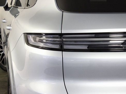 Certified 2025 Porsche Cayenne AWD/4WD image 12
