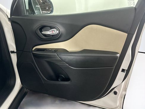 Used 2016 Jeep Cherokee Latitude w/ Comfort/Convenience Group FWD image 30