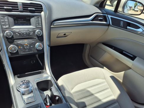 Used 2017 Ford Fusion SE FWD image 3