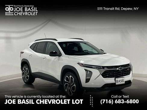 Used 2025 Chevrolet Trax RS FWD image 1