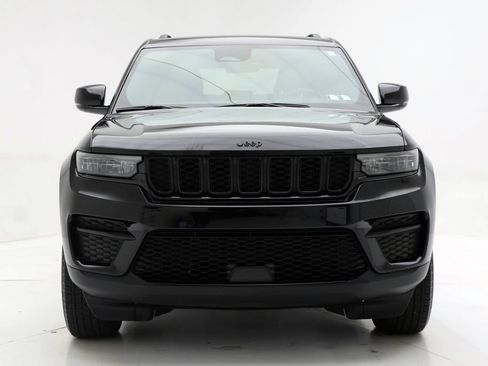 Used 2025 Jeep Grand Cherokee Altitude AWD/4WD image 4