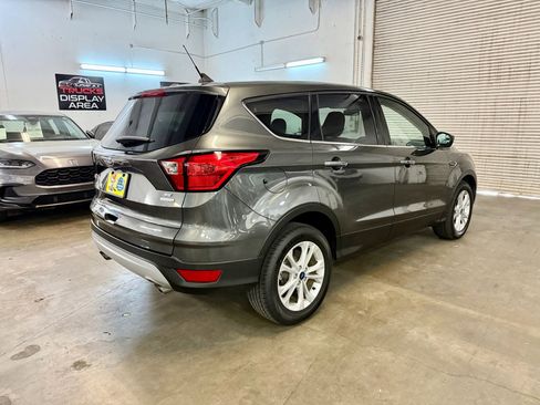 Used 2019 Ford Escape SE image 5
