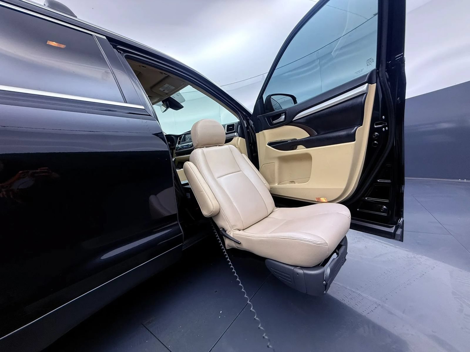 Used 2019 Toyota Highlander XLE AWD/4WD image 22