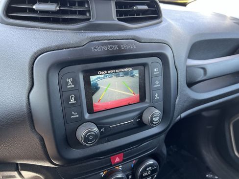 Used 2017 Jeep Renegade Latitude w/ Popular Equipment Group FWD image 20