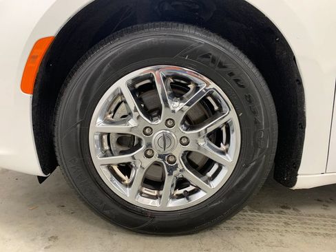 Used 2024 Chrysler Pacifica Touring-L FWD image 2