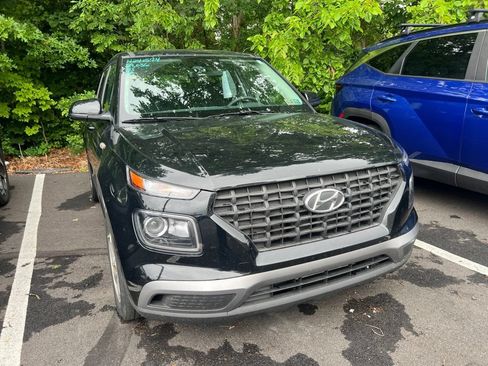 Used 2024 Hyundai Venue SE FWD image 2