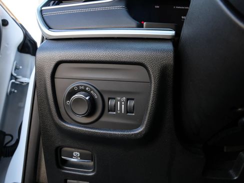 Used 2023 Jeep Grand Cherokee Altitude AWD/4WD image 30