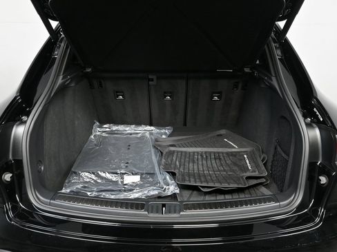 Certified 2025 Porsche Macan image 32