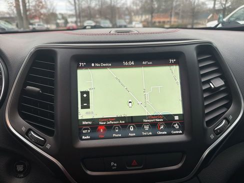 Used 2019 Jeep Cherokee Trailhawk image 24