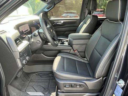 Used 2025 Chevrolet Suburban Premier AWD/4WD image 24