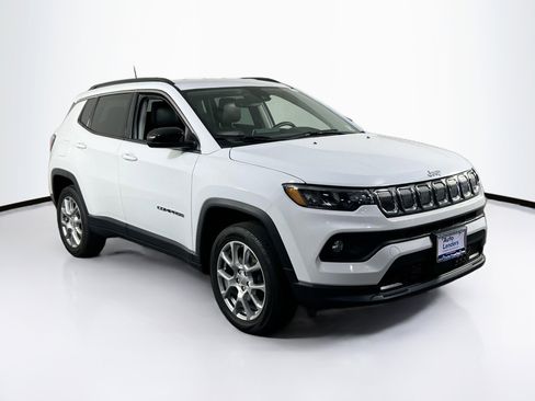 Used 2022 Jeep Compass Latitude AWD/4WD image 3