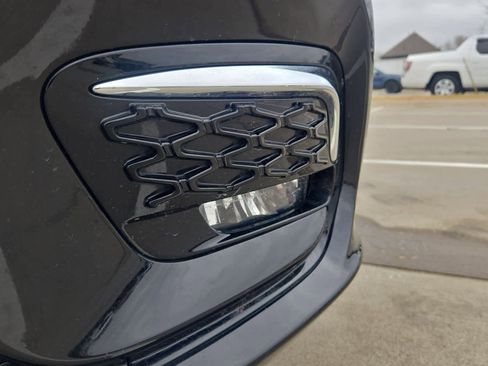 Used 2023 Chrysler Pacifica Touring-L image 10