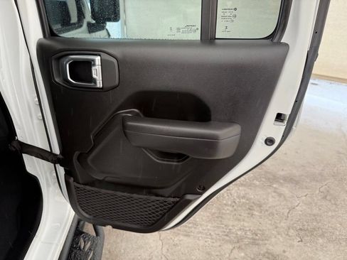 Used 2025 Jeep Gladiator Sport AWD/4WD image 16