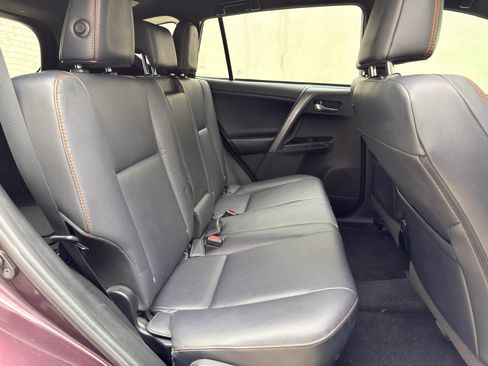 Used 2018 Toyota RAV4 SE image 18