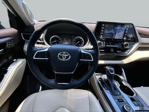 Used 2022 Toyota Highlander Limited AWD/4WD image 6