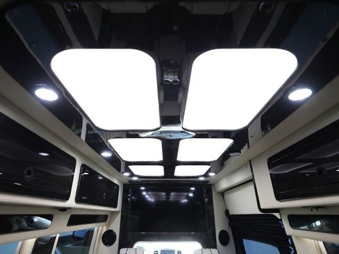Used 2024 Mercedes-Benz Sprinter 3500 image 38