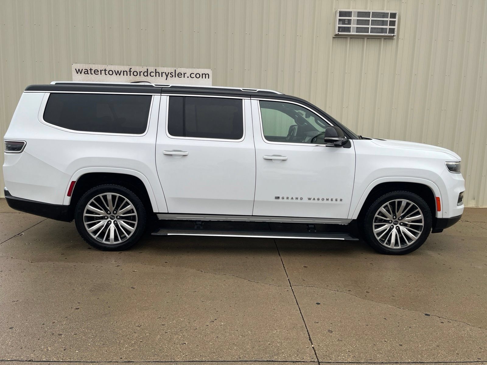 Used 2024 Jeep Grand Wagoneer L Series III AWD/4WD image 1