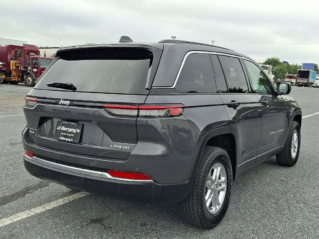 Used 2025 Jeep Grand Cherokee Laredo w/ Luxury Tech Group I AWD/4WD image 4