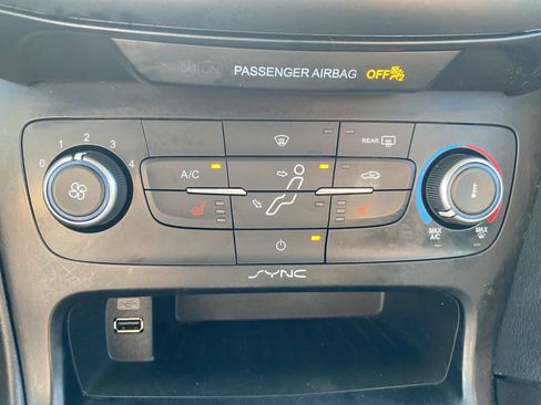 Used 2018 Ford Focus SE w/ Cold Weather Package FWD image 29
