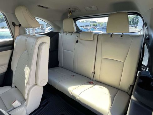 Used 2024 Toyota Highlander XLE FWD image 13