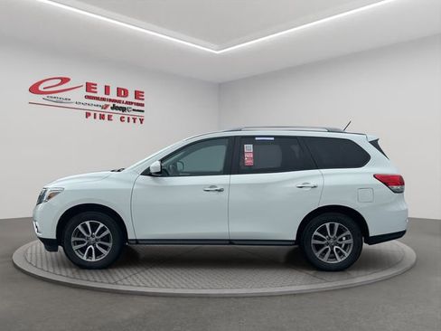 Used 2015 Nissan Pathfinder SV image 2